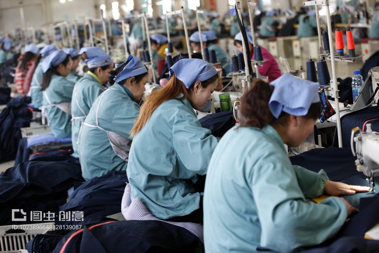 安徽省淮北市秋艳服装厂,女职工在生产车间内,加工出口到欧美地区的服装产品。